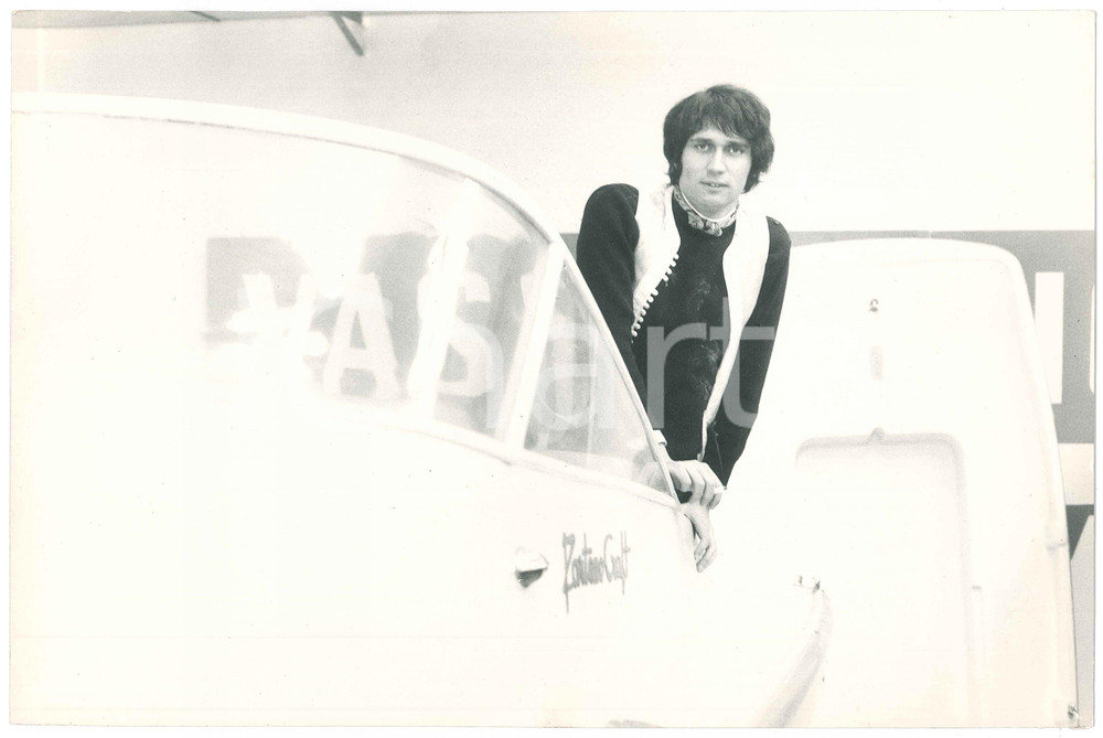 Fotografia d epoca originale 1970 ca COSTUME I GIGANTI Bassista Sergio DI MARTINO in barca 4 Foto 30x24 cm 1