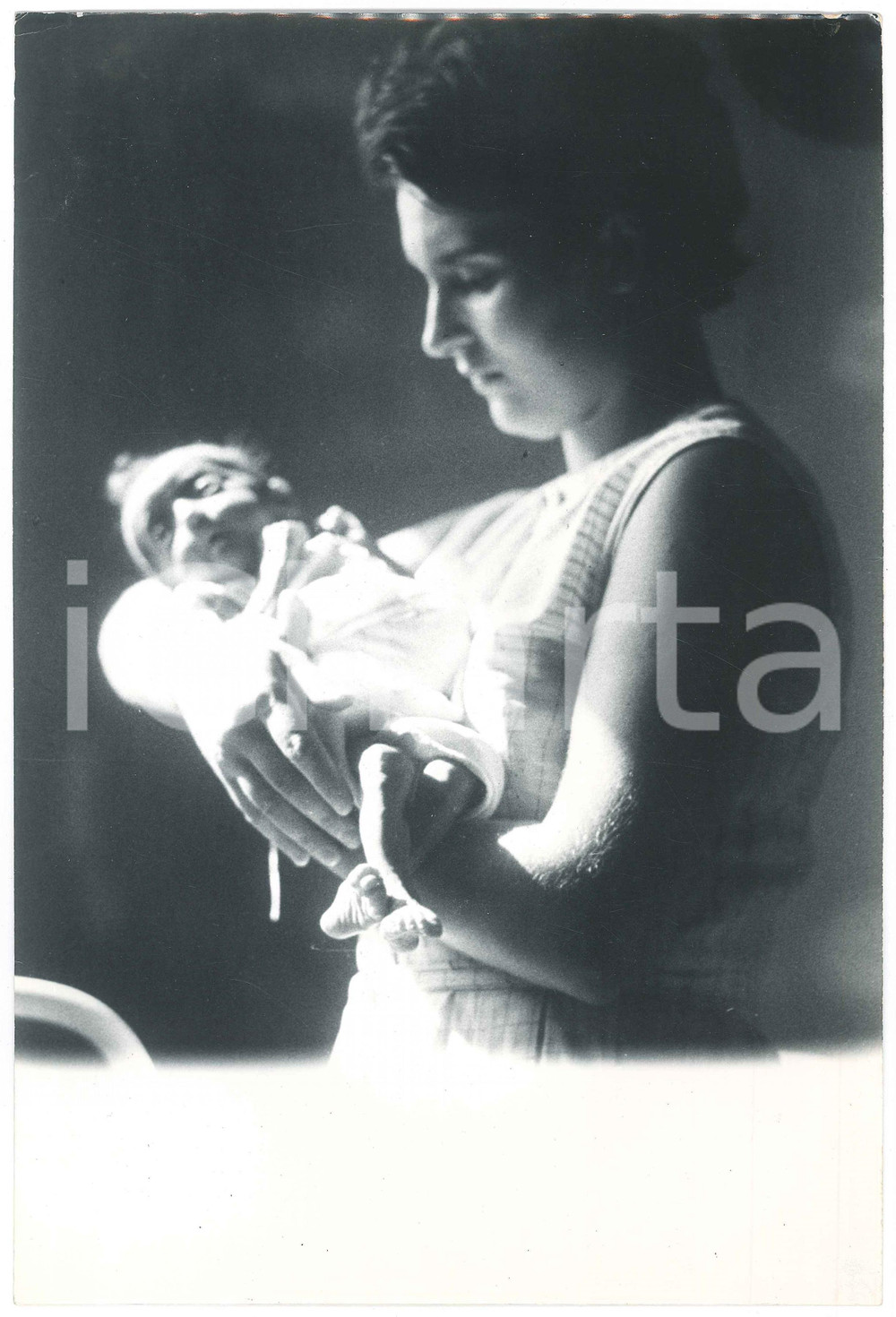 1975 ca CUIABÁ - BRAZIL Spedizione missionaria - Bambina nata in ospedale - Foto