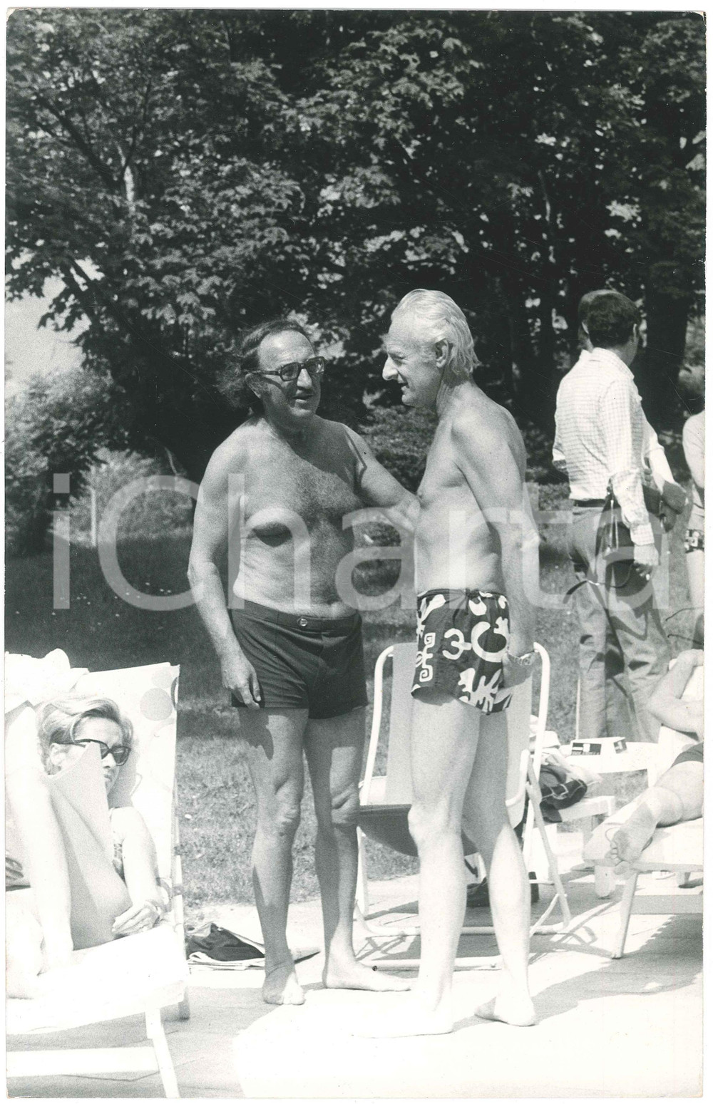 Fotografia d epoca originale 1970 ca COSTUME ITALIA Giornalista Ugo ZATTERIN in piscina   Foto 20x30 cm 1