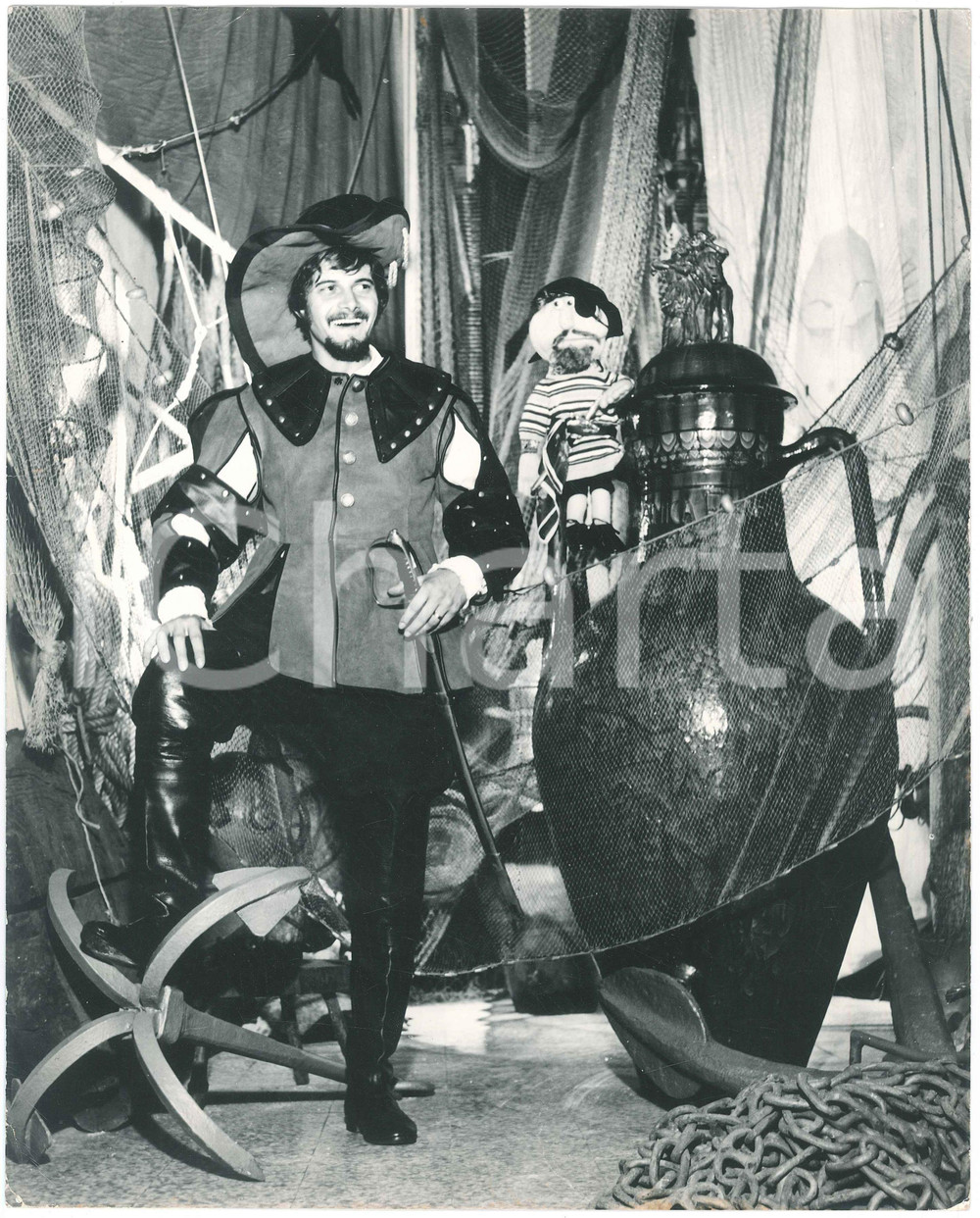 1970 ca I GIGANTI Enrico Maria PAPES in costume da moschettiere *Foto 24x30 cm Fotografia originale d'epoca. FAIR/discreto piegature angolari e al lato superiore Formato: 24x30 cm originale e autentica 1