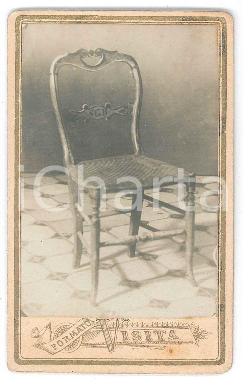 Fotografia d epoca originale 1880 ca  ARREDAMENTO  ITALIA  Sedia con iniziali  Foto CDV 1