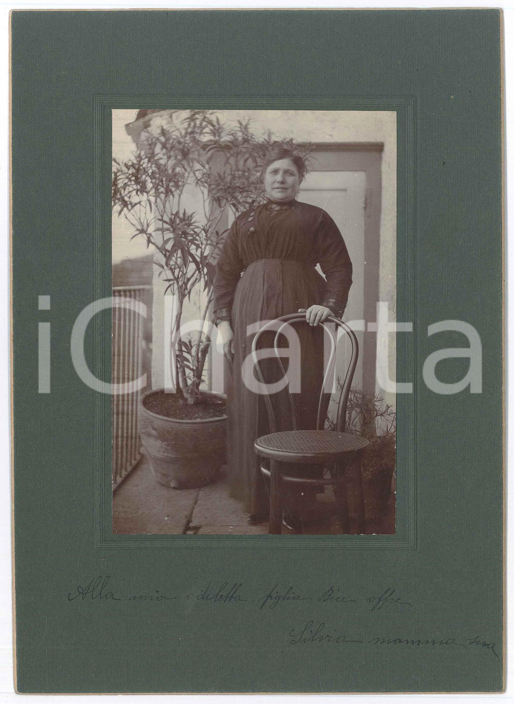 Fotografia d epoca originale 1920 ca ITALIA Ritratto di donna sul balcone  Fotografia 17x24 cm 1