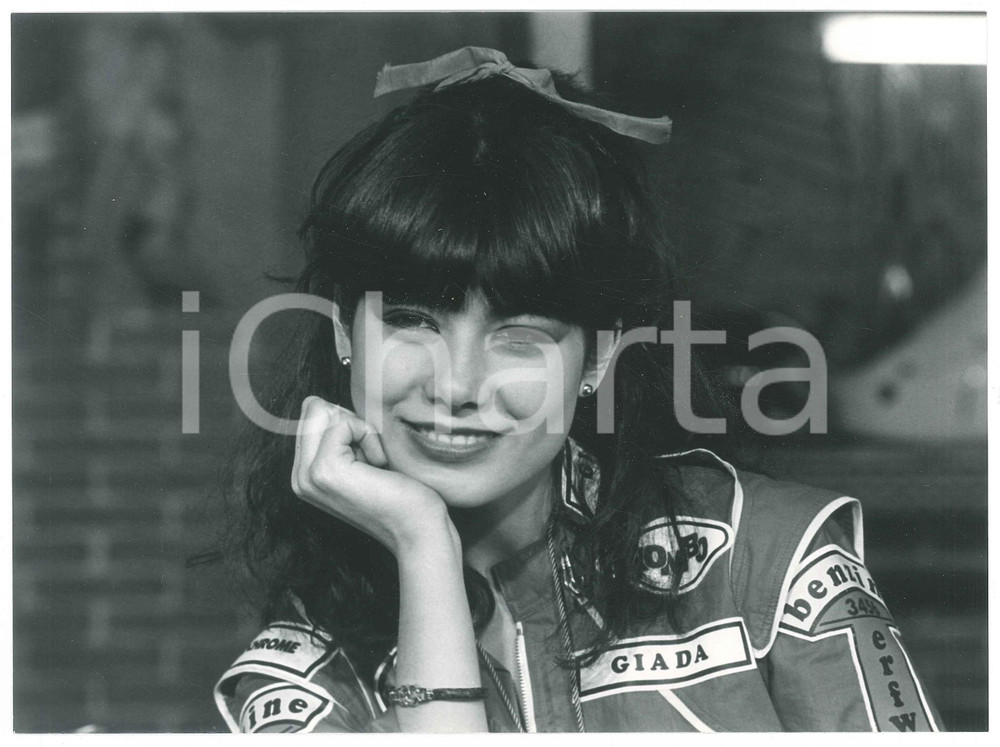 Fotografia d epoca originale 1985 ca COSTUME ITALIA Susanna MESSAGGIO con giacca sportiva 5 Foto 24x18 cm 1