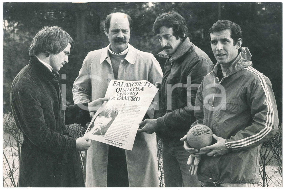 Fotografia d epoca originale 1975 ca CALCIO Alberto BIGON Aldo MALDERA Calciatori contro il cancro  Foto 1