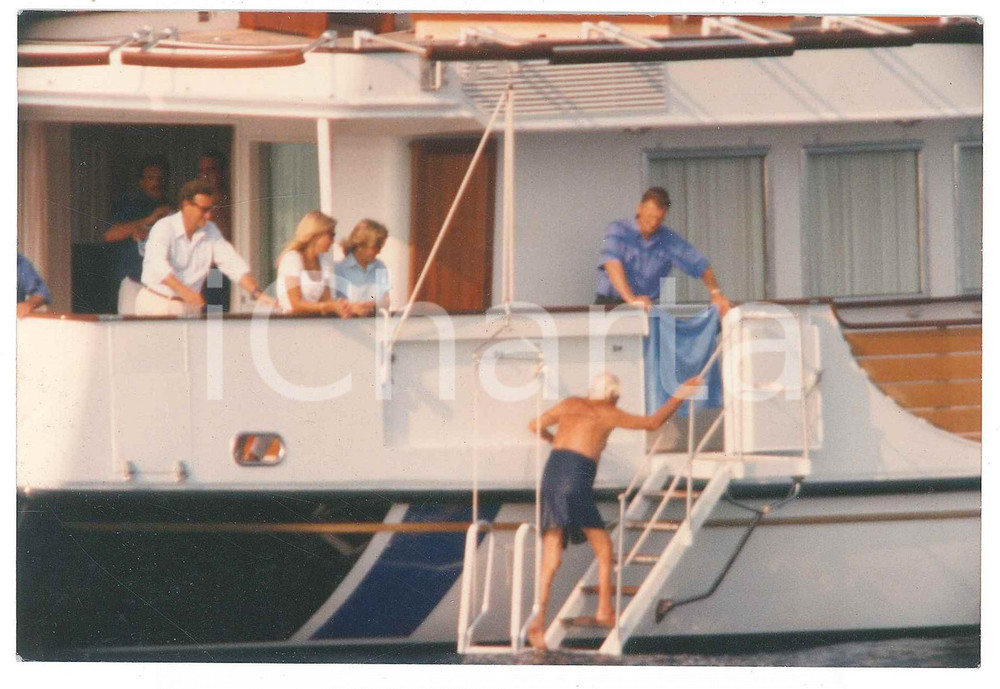 Fotografia d epoca originale 1995 ca COSTA AZZURRA Gianni AGNELLI paparazzato sul suo yacht  Foto 15x10 cm 1