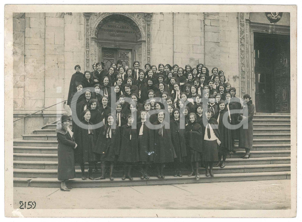 Fotografia d epoca originale 1930 ca TORINO Classe femminile all ingresso del Duomo  Foto OTTOLENGHI 18x13 1