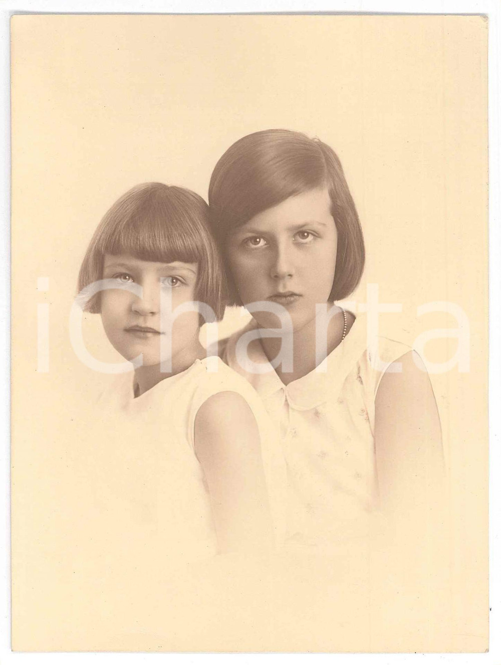 Fotografia d epoca originale 1930 ca MILANO ? Ritratto di due sorelle in bianco  Fotografia 12x16 cm 1