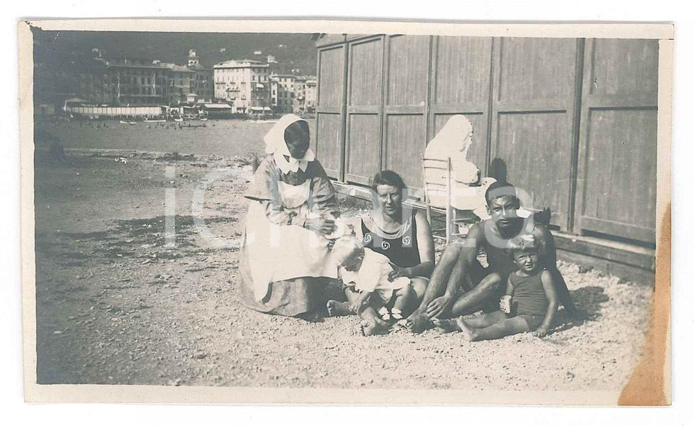 Fotografia d epoca originale 1930 ca s. l. ITALIA Famiglia in spiaggia  Foto anonima 9x6 cm 1
