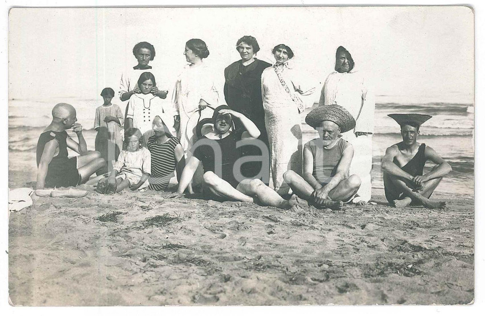 1920 ca LIGURIA Bagnanti con cappelli di paglia - Foto anonima 14x9 cm Fotografia d'epoca, in formato cartolina postale.  GOOD/buono  FORMATO: 14x9 cm originale e autentica 1