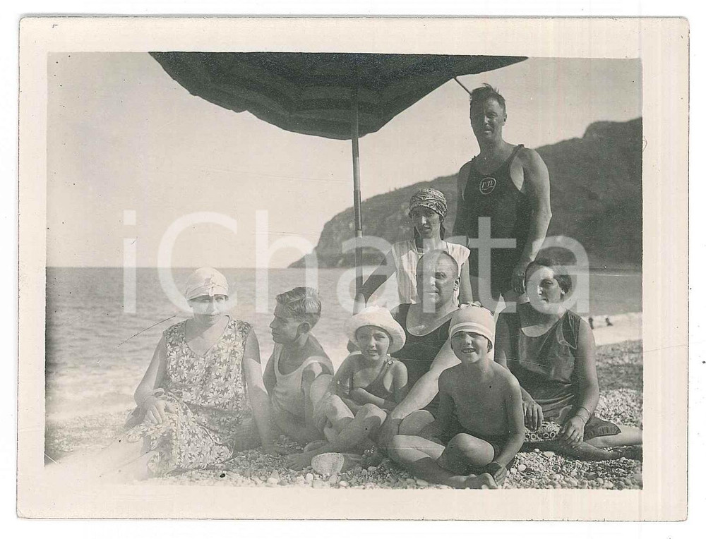 Fotografia d epoca originale 1925 ca LIGURIA Famiglia in spiaggia sotto l ombrellone  Foto anonima 12x9 cm 1