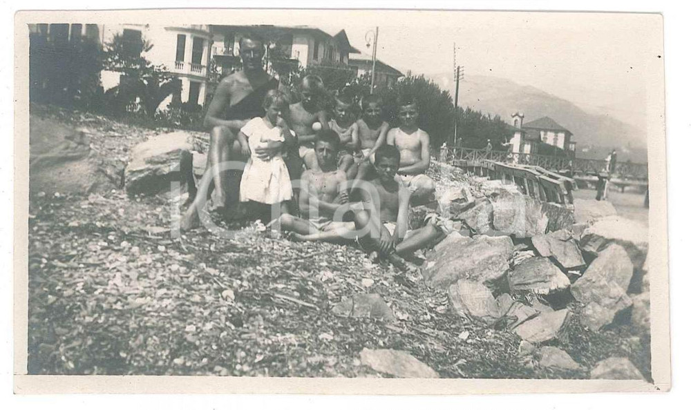 Fotografia d epoca originale 1930 ca s. l. Gruppo di bambini sul greto di un fiume  Foto anonima 9x6 cm 1