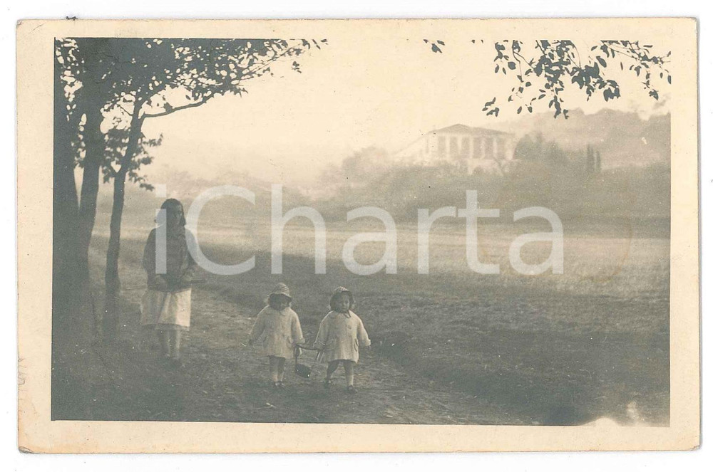 Fotografia d epoca originale 1935 ca COSTUME ITALIA Donna in campagna con due bambini Foto anonima 14x9 1