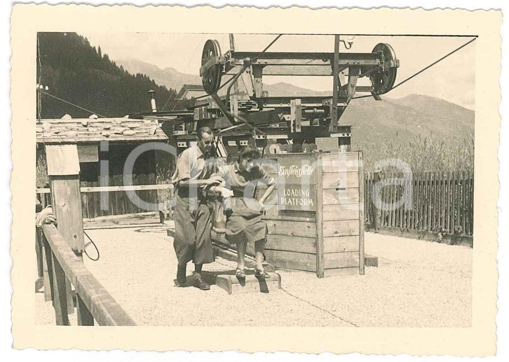 Fotografia d epoca originale 1950 ca s. l. Coppia in un cantiere di montagna  Foto anonima 9x6 cm 1