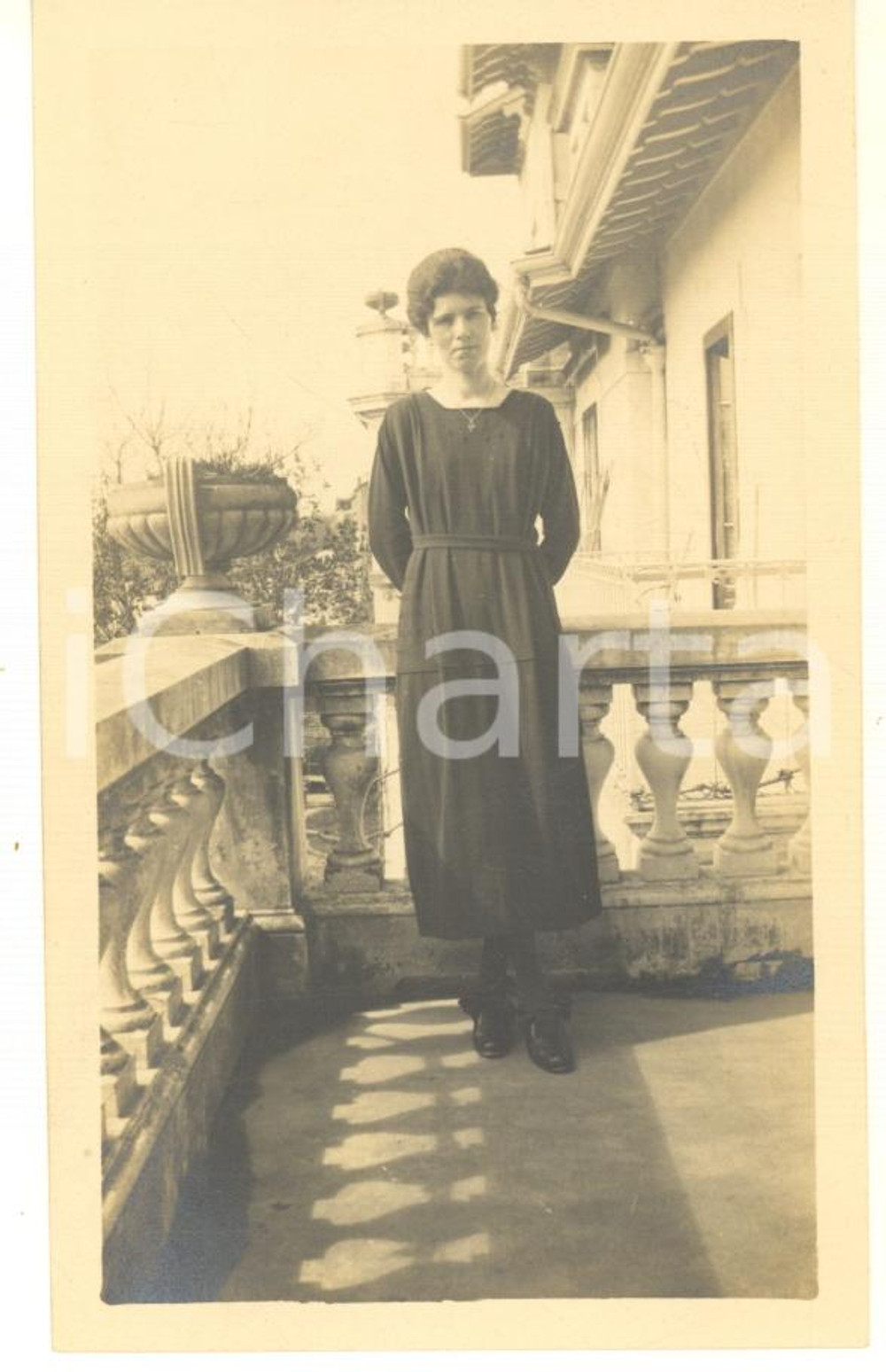 Fotografia d epoca originale 1925 ca s. l. Donna in balcone  Ritratto  Foto anonima COSTUME 7x11 cm 1