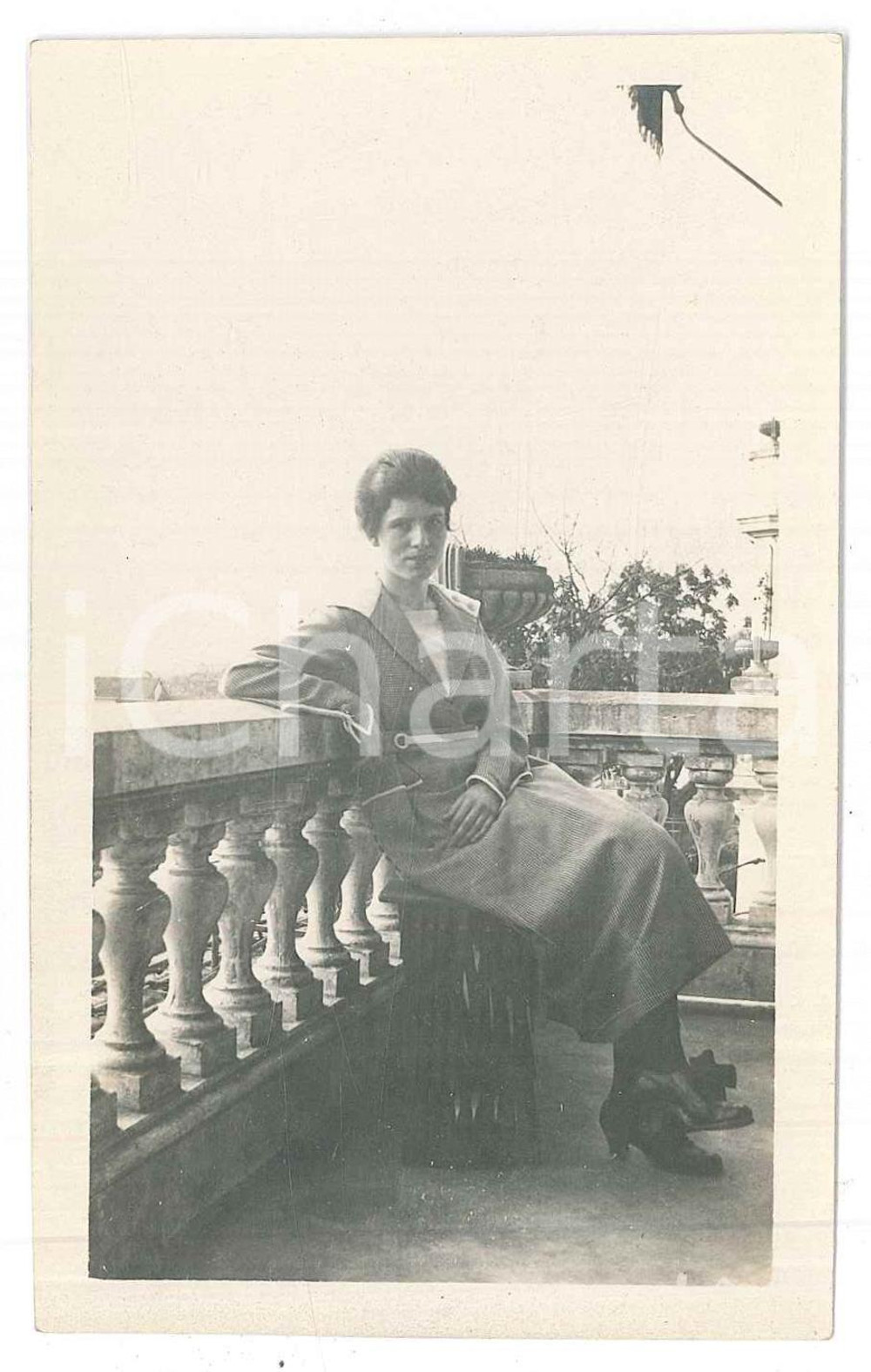 Fotografia d epoca originale 1925 ca s. l. Donna seduta in balcone  Foto anonima COSTUME 7x11 cm 1