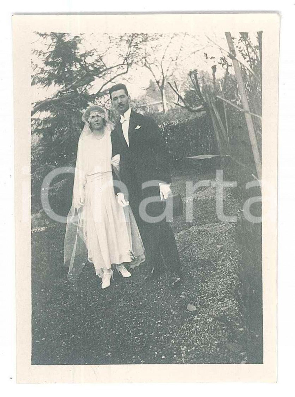 Fotografia d epoca originale 1922 FRANCE ? Coppia di sposi in un giardino  Foto COSTUME 6x9 cm 1