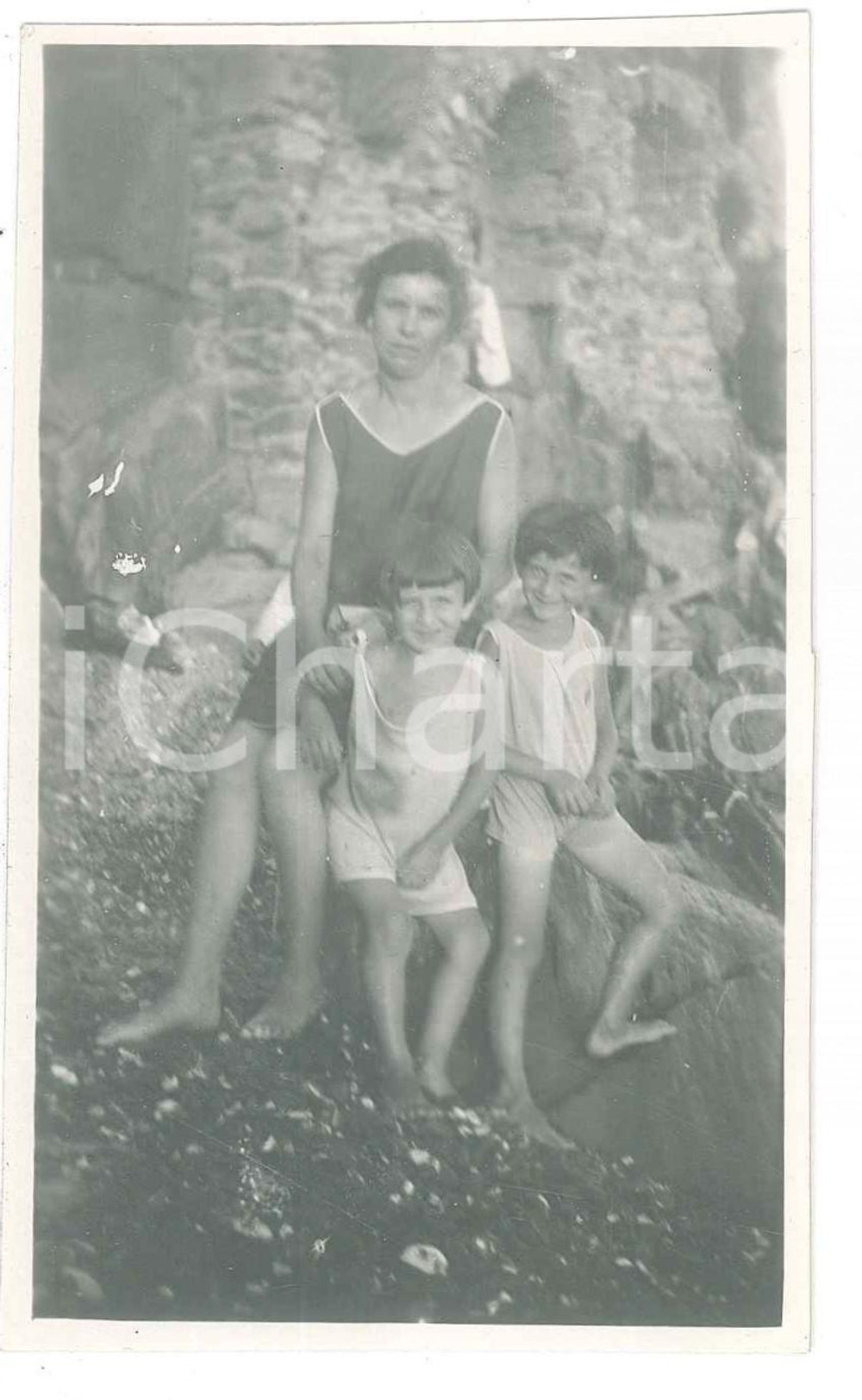 Fotografia d epoca originale 1928 RAPALLO GE Madre con i figli sugli scogli  Foto COSTUME 7x11 cm 1