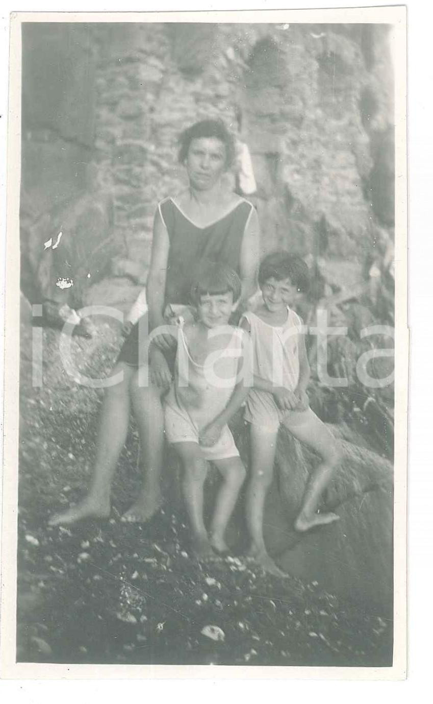 Fotografia d epoca originale 1928 RAPALLO GE Madre con i figli sugli scogli  Foto COSTUME 7x11 cm 1