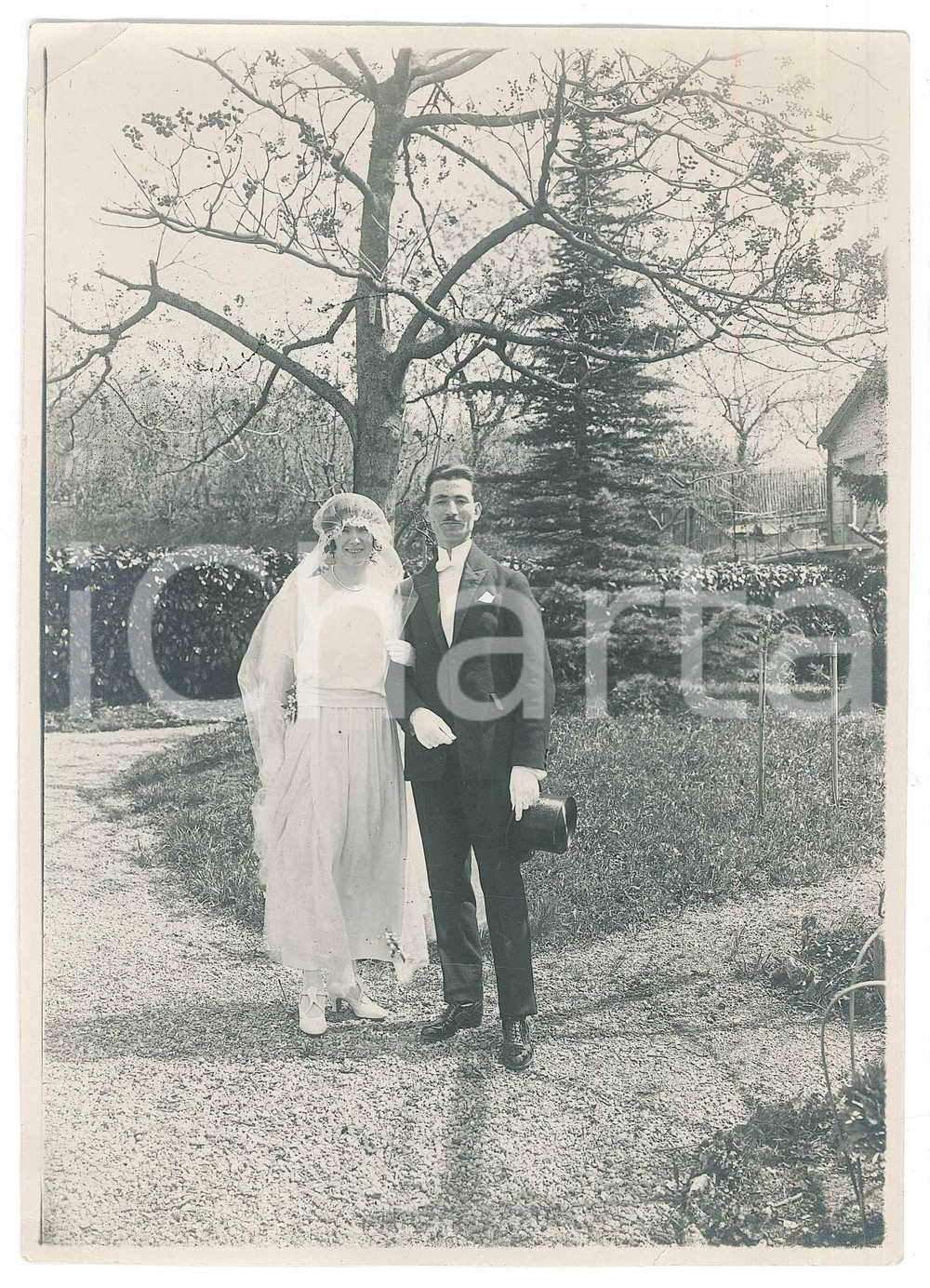 Fotografia d epoca originale 1922 FRANCE ? Coppia di sposi in un giardino  Foto COSTUME 13x18 cm 1