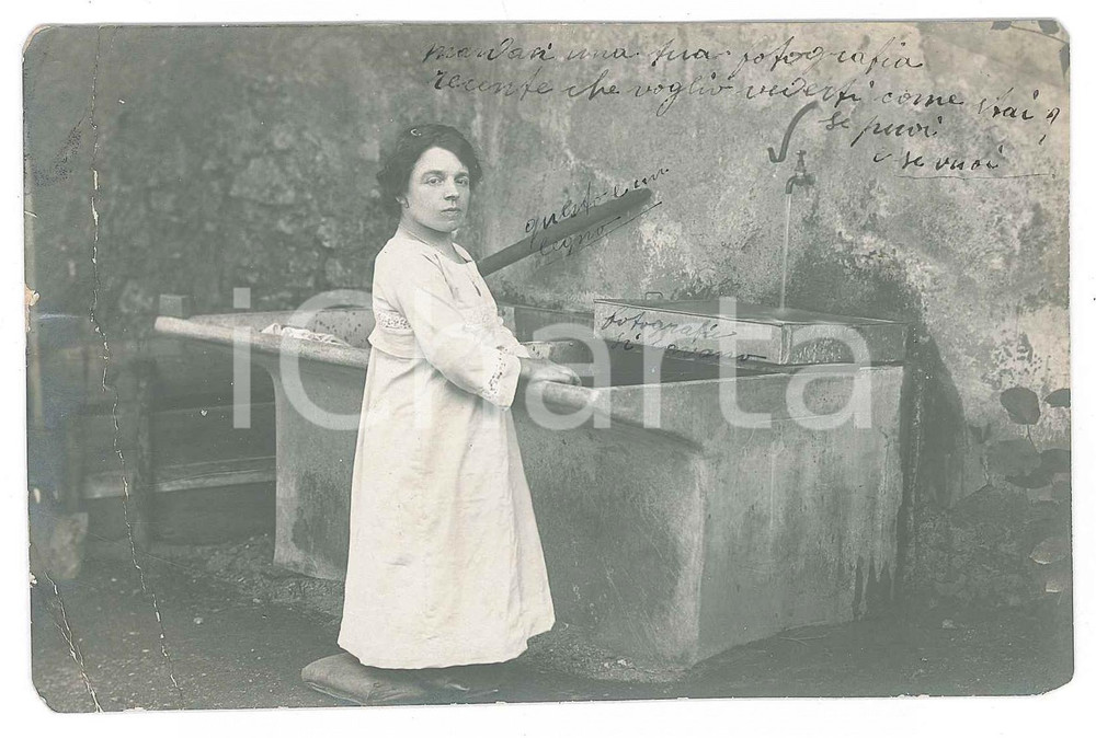 Fotografia d epoca originale 1910 ca COSTUME ITALIA Donna al lavatoio Foto cartolina 14x9 cm DANNEGGIATA 1