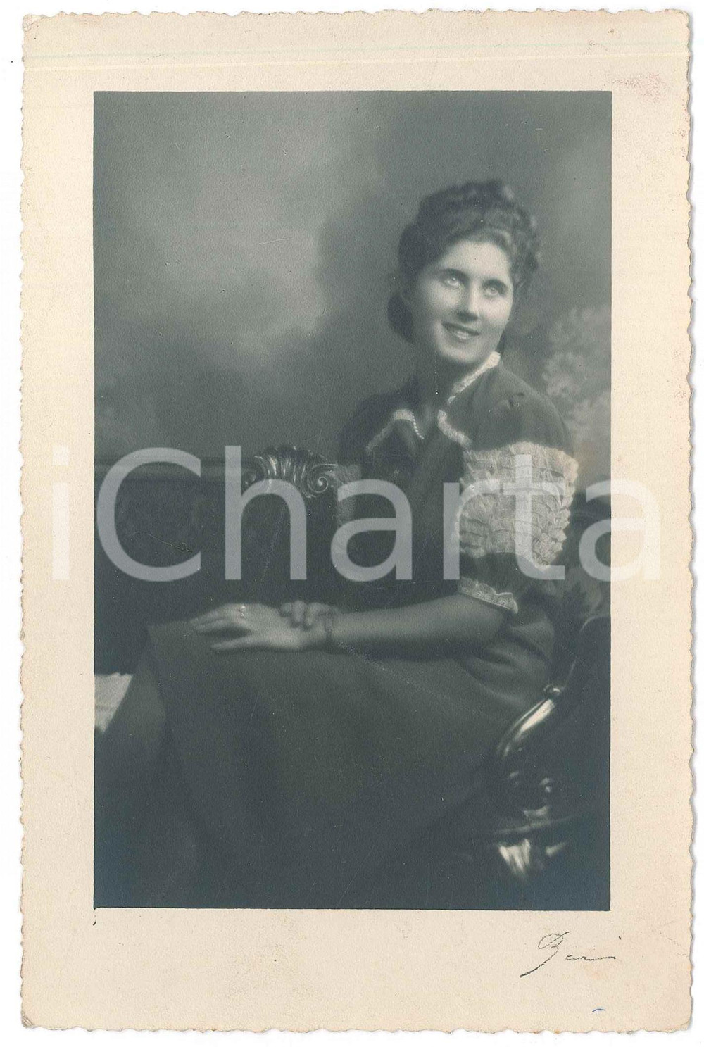 Fotografia d epoca originale 1940 ca ITALIA Giovane donna seduta  Ritratto  Foto COSTUME 11x17 cm 1