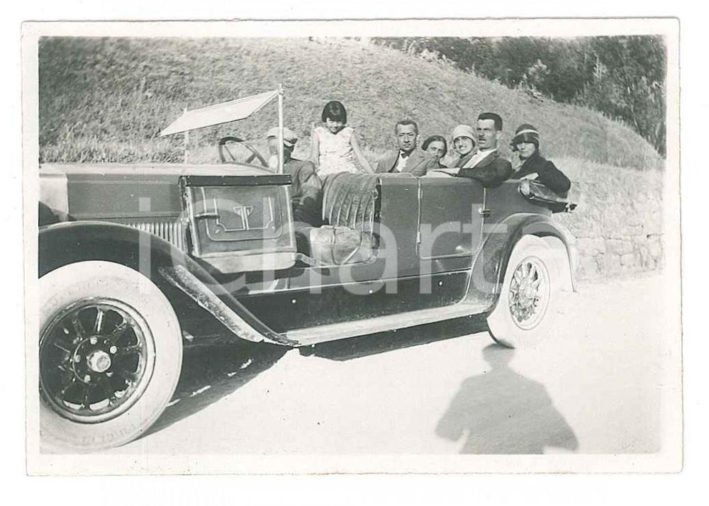 Fotografia d epoca originale 1920 ca ITALIA  COSTUME Ritratto di famiglia in automobile  Foto ANONIMA 8x5 1