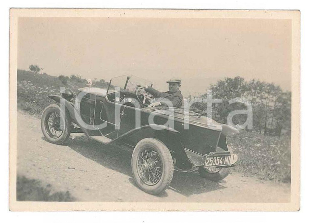 Fotografia d epoca originale 1920 ca AREA LOMBARDA Ritratto con automobile  Fotografia ANONIMA 8x5 cm 1