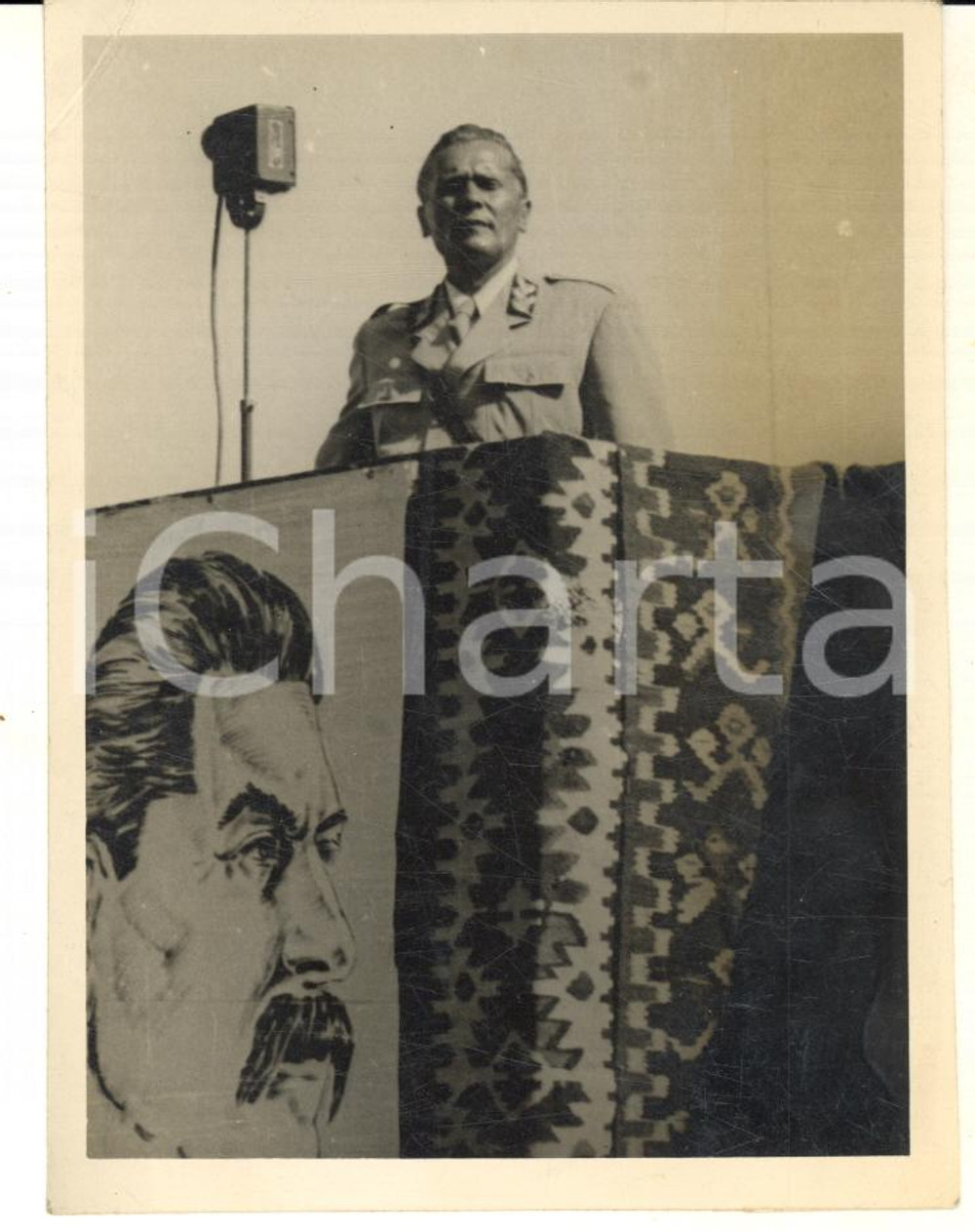 Fotografia d epoca originale 1955 ca YUGOSLAVIA Marshal TITO during a speech with a portrait of Stalin Photo 1