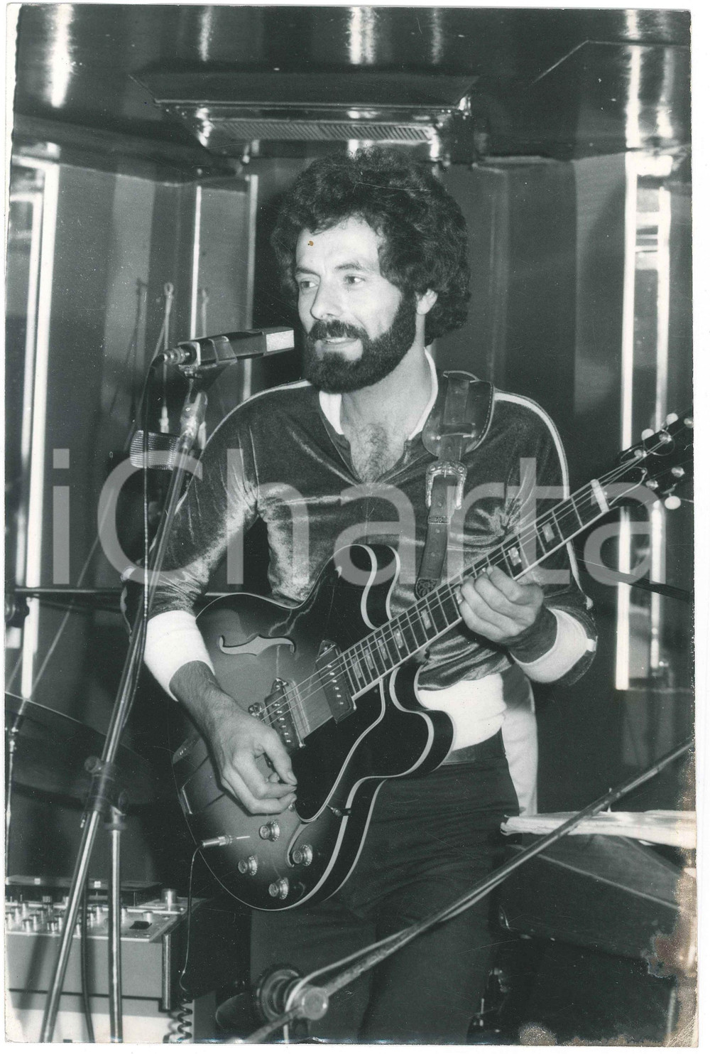 Fotografia d epoca originale 1975 ca ITALIA  MUSICA Angelo BASILE durante un concerto  Foto 20x30 cm 1