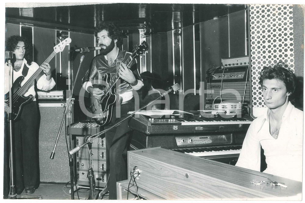 Fotografia d epoca originale 1975 ca ITALIA  MUSICA Angelo BASILE durante un concerto  Foto 30x20 cm 1