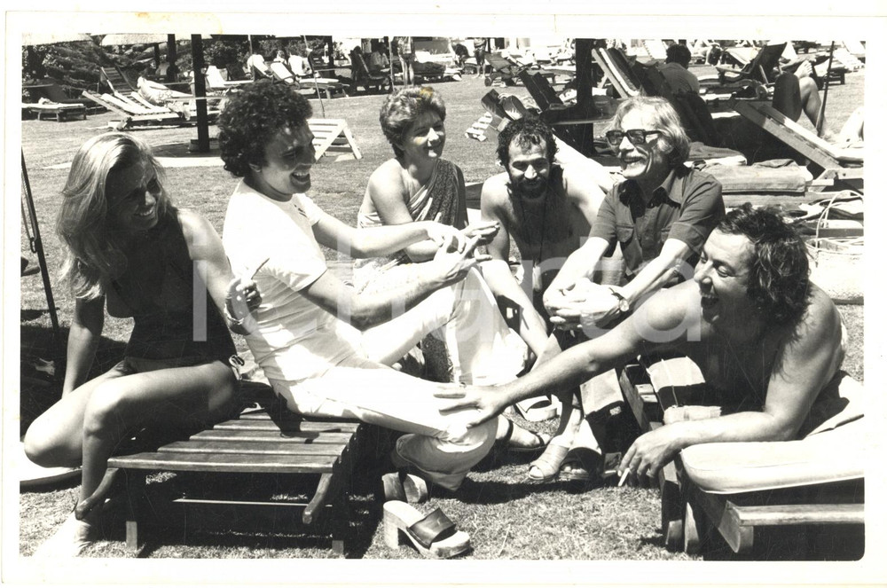 Fotografia d epoca originale 1970 ca ITALIA Cantante CHRISTIAN in piscina con amici   Foto 20x13 cm 1