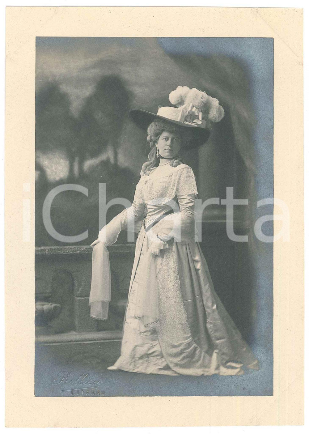 Fotografia d epoca originale 1920 ca ITALIA  TEATRO Attrice con copricapo piumato  Foto BETTINI  LIVORNO 1
