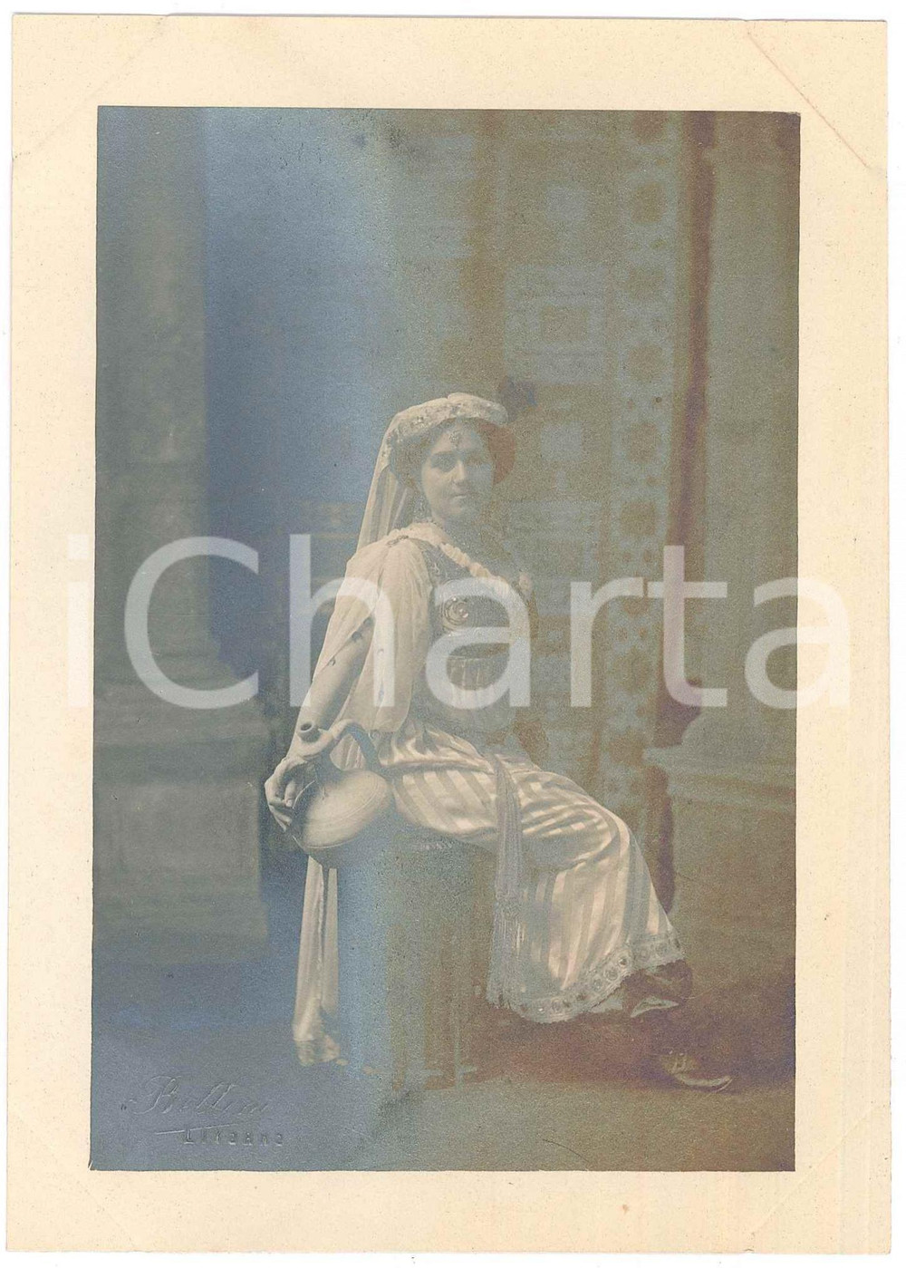 Fotografia d epoca originale 1920 ca ITALIA TEATRO Attrice con anfora e abito ottomano  Foto BETTINI LIVORNO 1