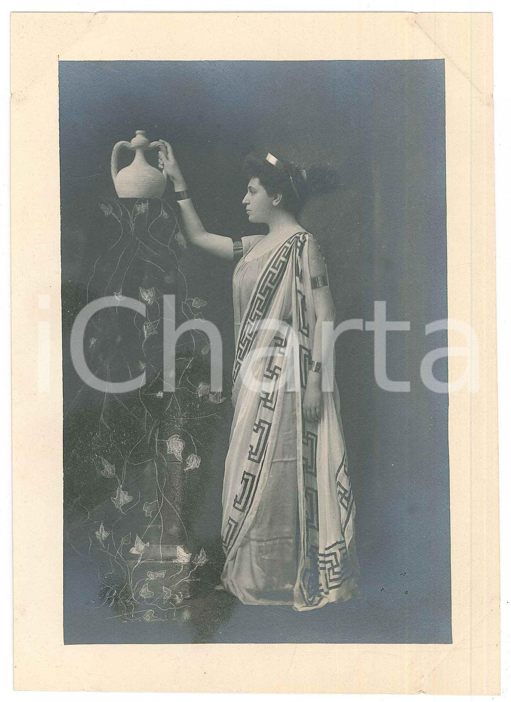 Fotografia d epoca originale 1920 ca ITALIA  TEATRO Attrice con anfora e abito greco  Foto BETTINI LIVORNO 1