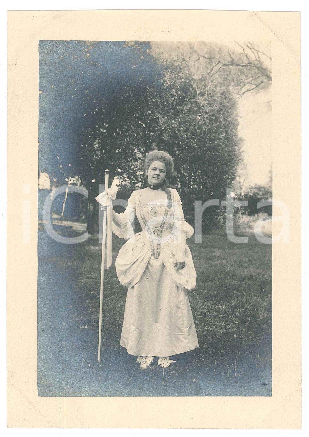 Fotografia d epoca originale 1920 ca ITALIA TEATRO Attrice in costume ritratta al parco Foto BETTINI LIVORNO 1
