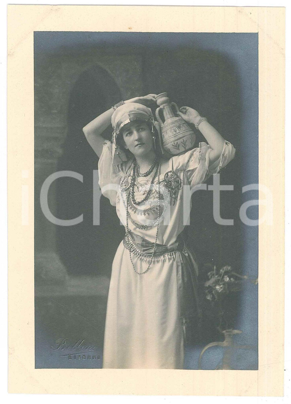 Fotografia d epoca originale 1920 ca ITALIA  TEATRO Attrice con anfora e abito gitano  Foto BETTINI LIVORNO 1