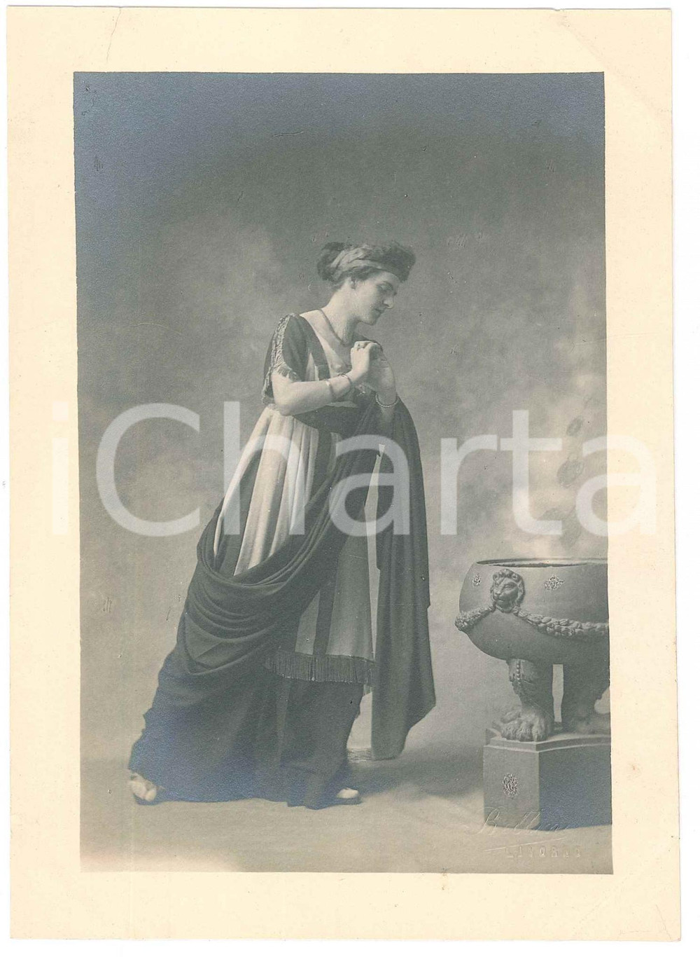 Fotografia d epoca originale 1920 ca ITALIA  TEATRO Attrice con vaso e abiti romani  Foto BETTINI LIVORNO 1