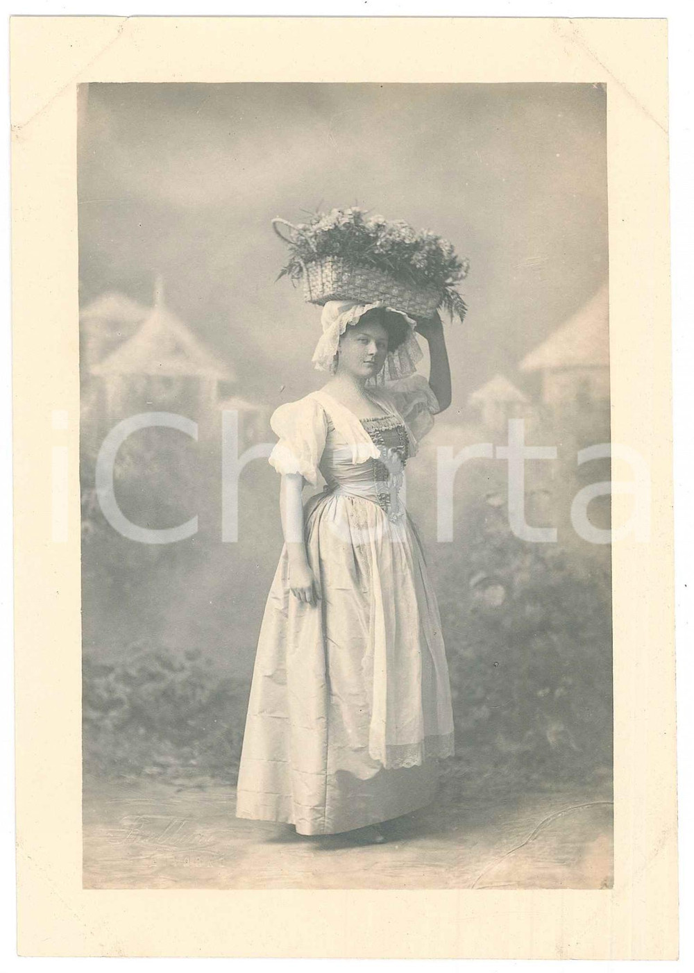 Fotografia d epoca originale 1920 ca ITALIA  TEATRO Attrice con cesta di fiori  Foto BETTINI  LIVORNO 1