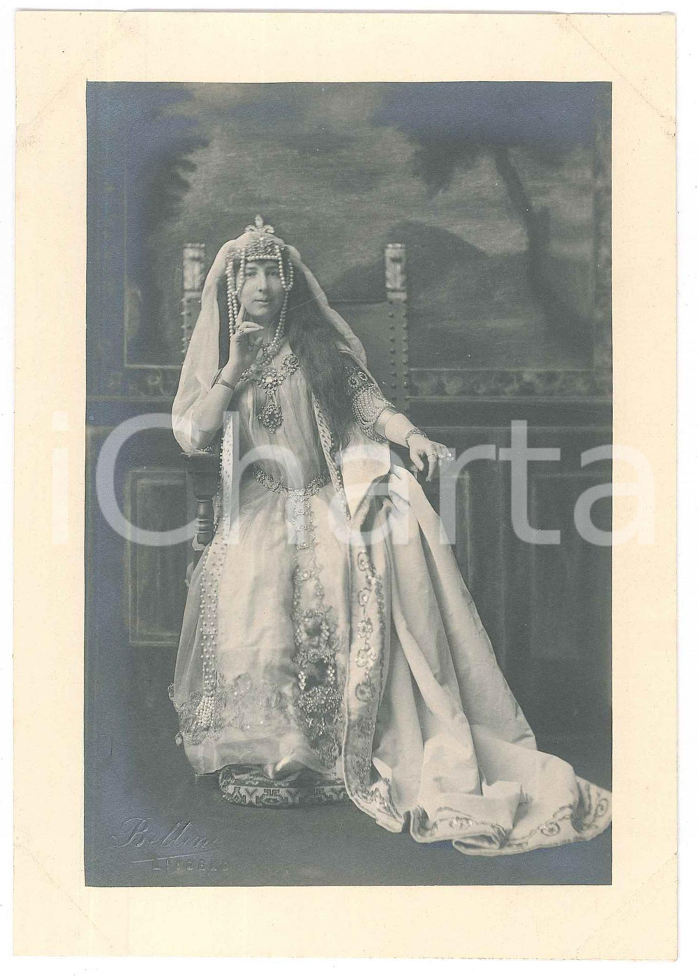 Fotografia d epoca originale 1920 ca ITALIA  TEATRO Attrice con abito di scena  Foto BETTINI  LIVORNO 1