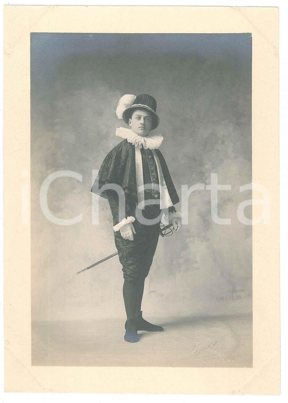 Fotografia d epoca originale 1920ca ITALIA TEATRO Attore con spada e costume di scena  Foto BETTINI LIVORNO 1