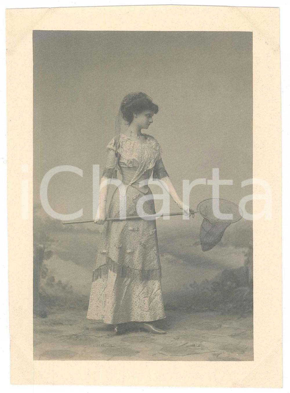 Fotografia d epoca originale 1920 ca ITALIA  TEATRO Attrice con retino per farfalle  Foto BETTINI  LIVORNO 1