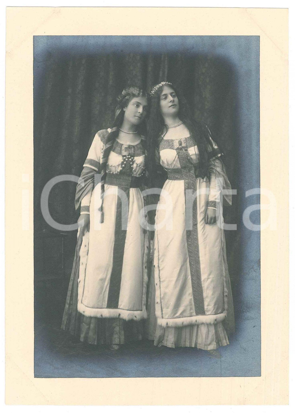 1920 ca ITALIA - TEATRO Due attrici in costume di scena - Foto BETTINI - LIVORNO