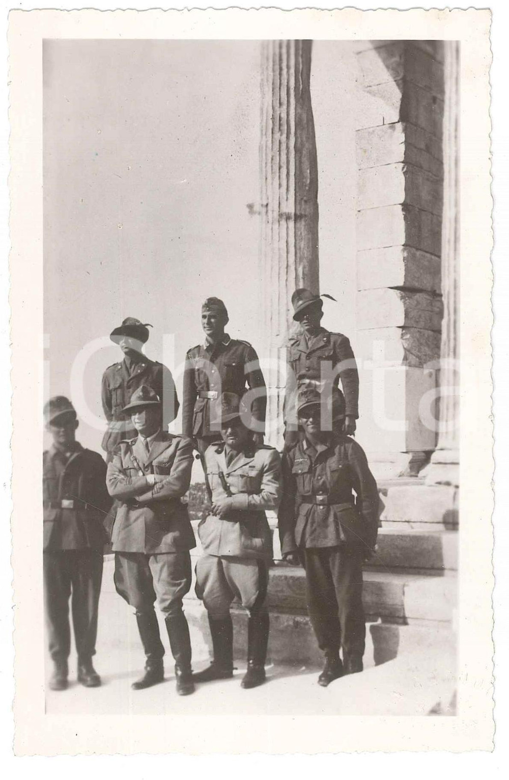 Fotografia d epoca originale 1940 ca s.l. WW2 Ufficiali italiani presso un tempio classico Foto BADODI 10x15 1