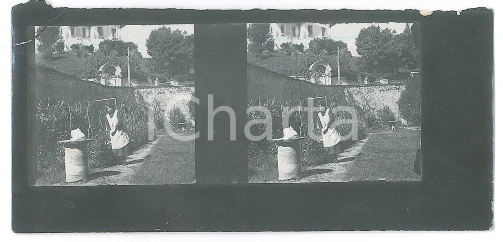 Fotografia d epoca originale 1910 ca s.l. ITALIA Villa rurale  Cameriera in giardino Foto 2 provini 13x6 cm 1