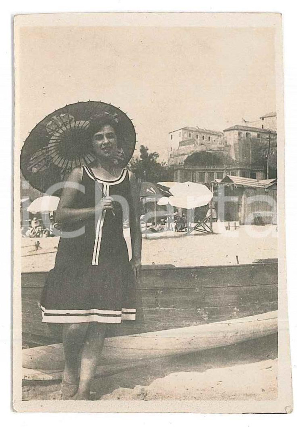 Fotografia d epoca originale 1920 ca COSTUME ITALIA Donna in spiaggia con parasole  Foto anonima 6x9 cm 1