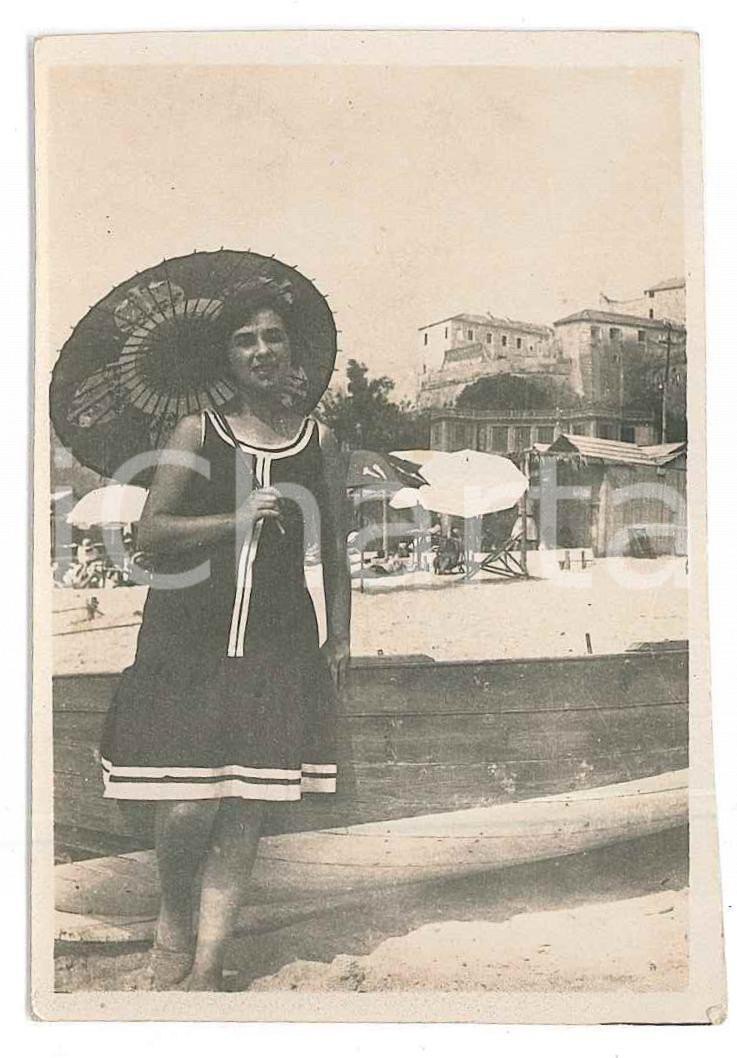 Fotografia d epoca originale 1920 ca COSTUME ITALIA Donna in spiaggia con parasole  Foto anonima 6x9 cm 1