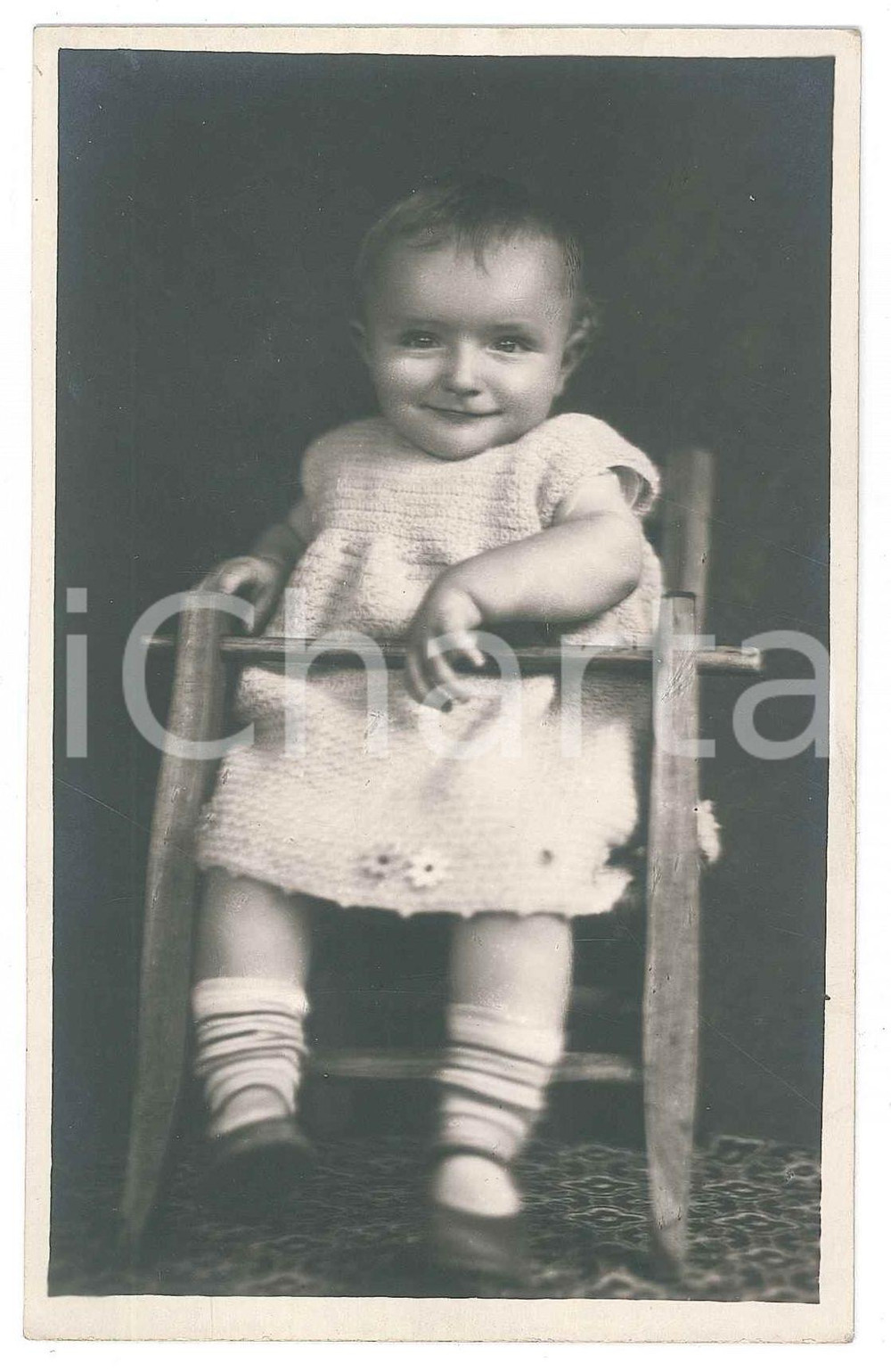 Fotografia d epoca originale 1930 ca COSTUME ITALIA Bambina sulla seggiola 2   Foto cartolina 1