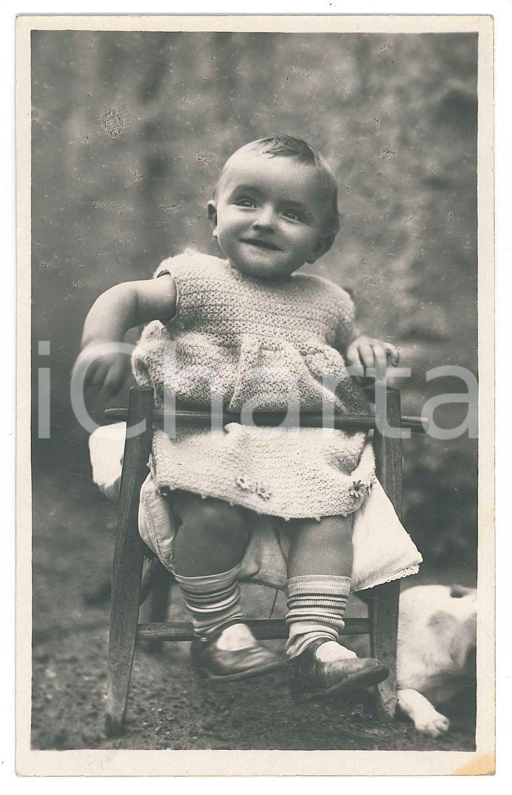 Fotografia d epoca originale 1930 ca COSTUME ITALIA Bambina sulla seggiola 1   Foto cartolina 1