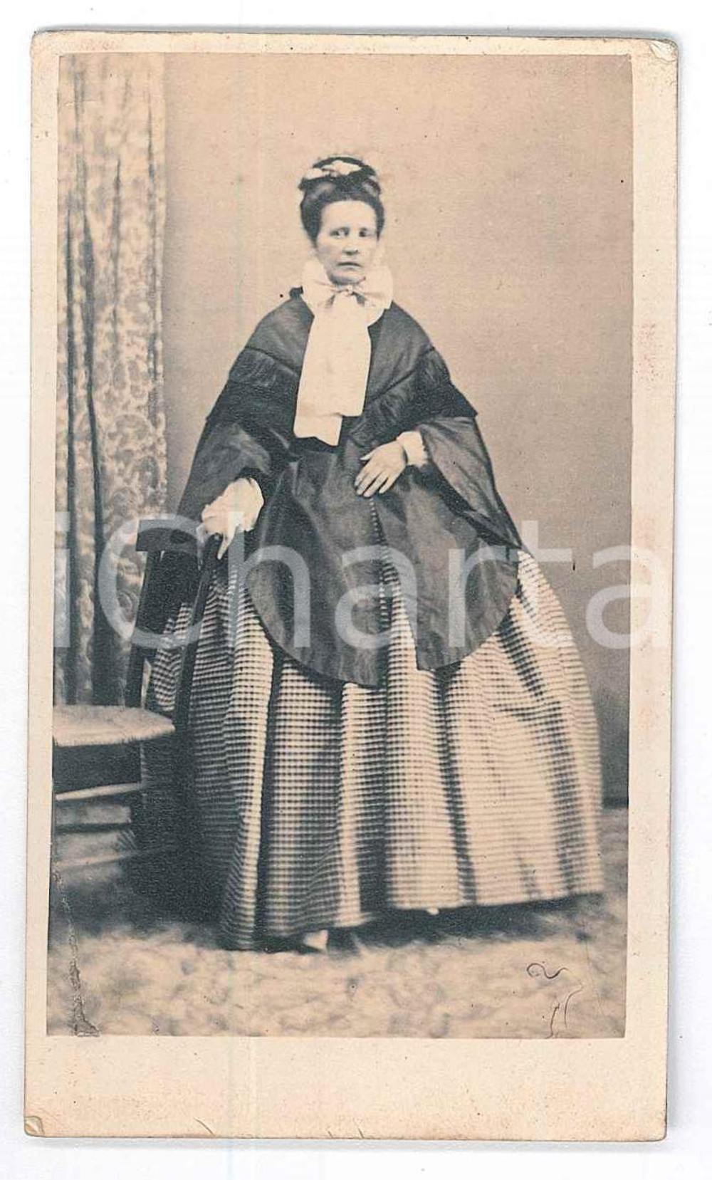 Fotografia d epoca originale 1870 ca Donna in abito a quadretti e mantella  Foto anonima CDV 1