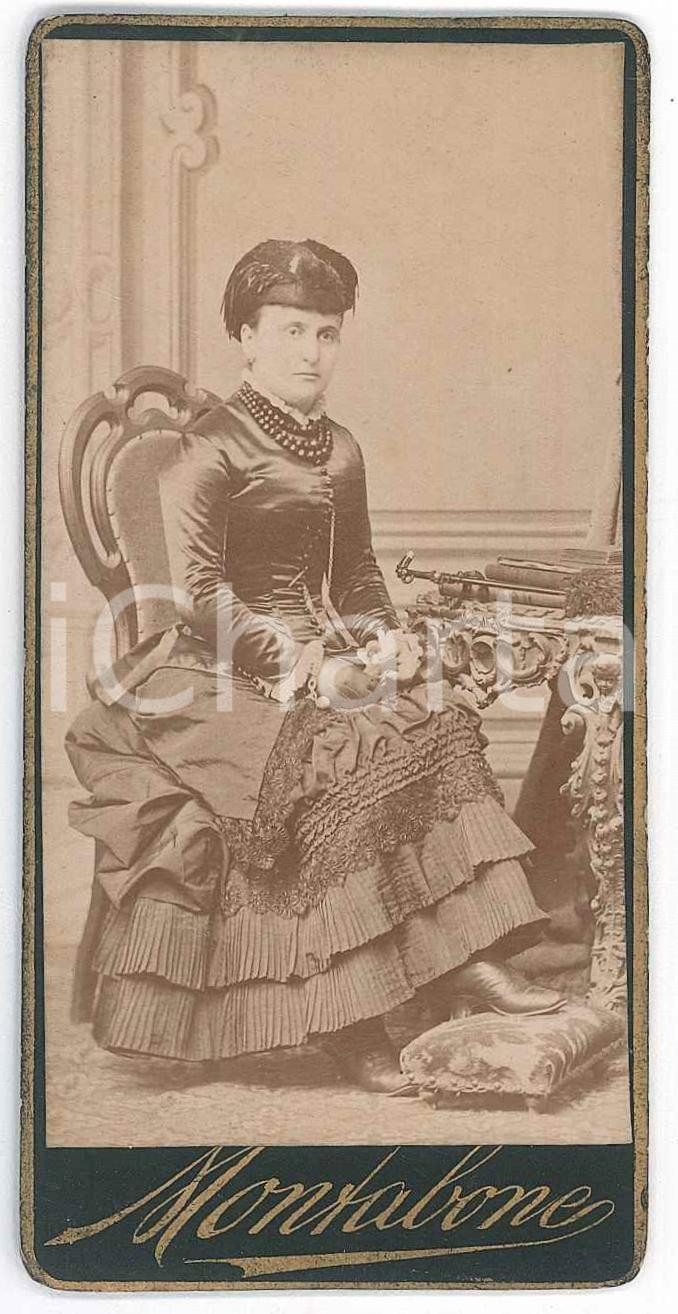 Fotografia d epoca originale 1890 ca TORINO Nobildonna con cappellino di piume  Ritratto Foto MONTABONE CDV 1